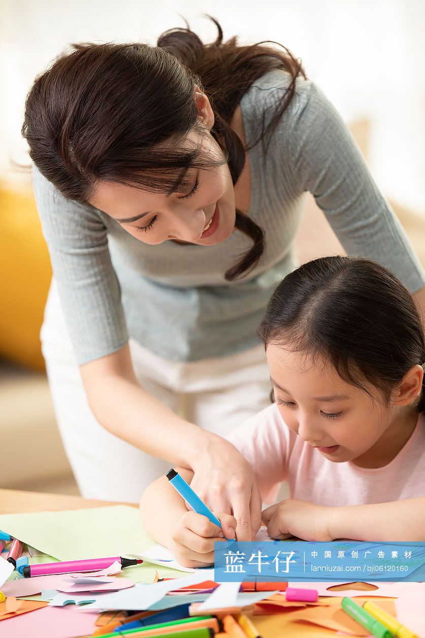 快乐的母女俩在家画画