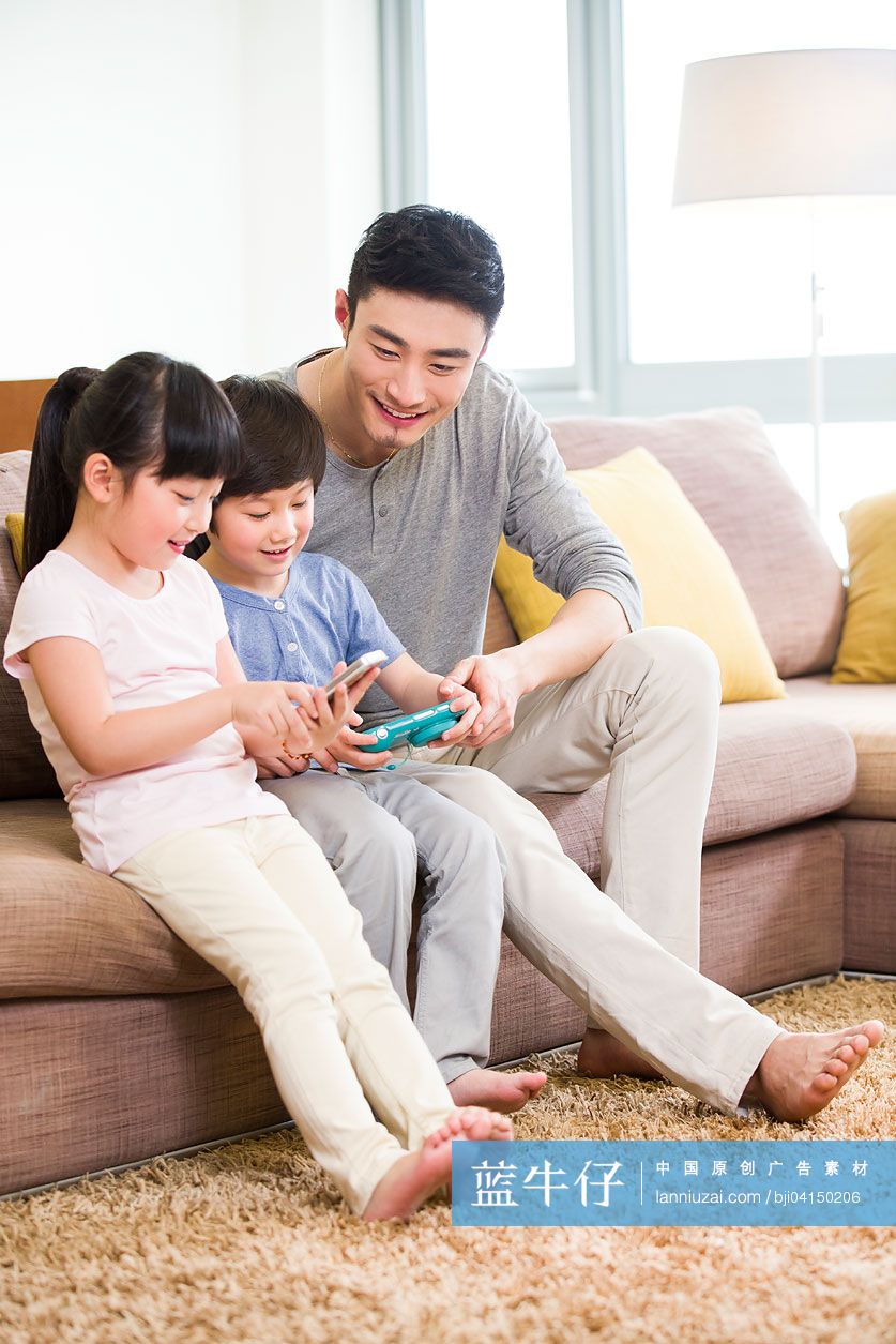爸爸和孩子们一起玩电子游戏