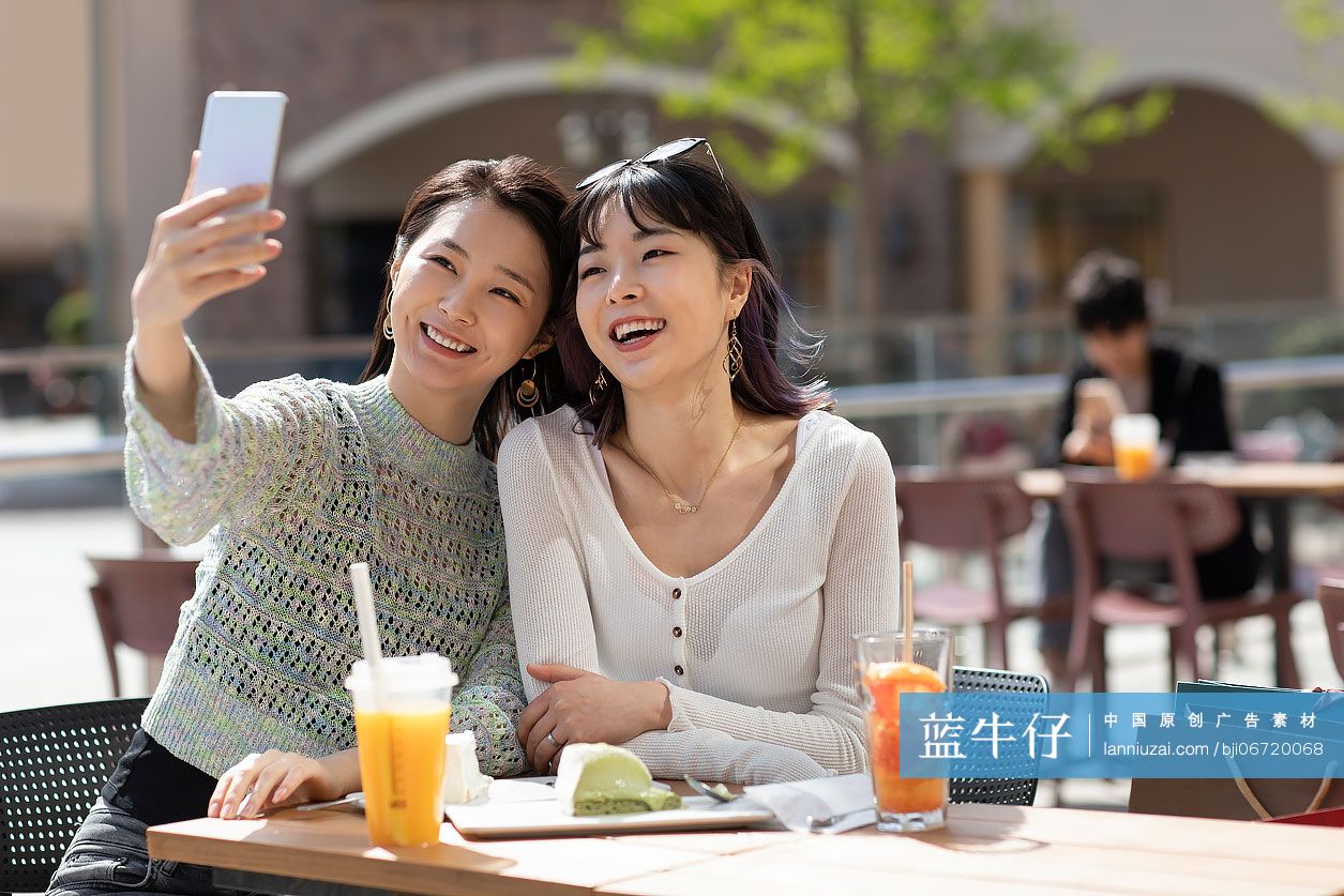 闺蜜俩用手机自拍