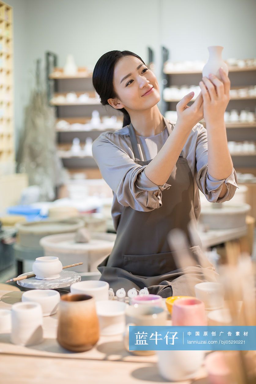 年轻陶艺师检查陶胚