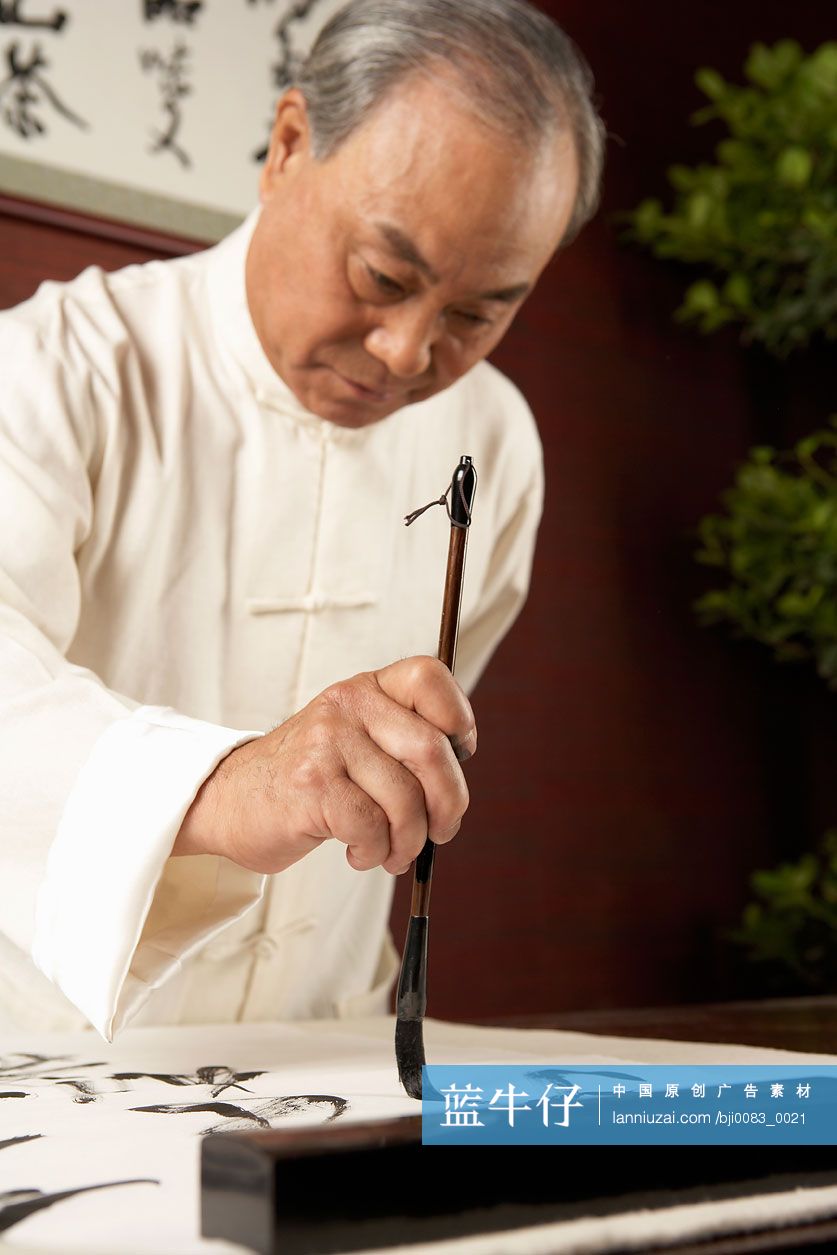 老人写毛笔字