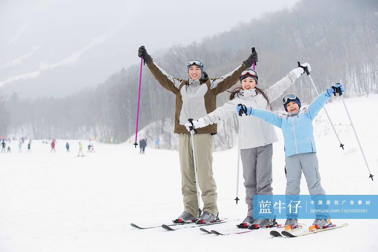 年轻家庭在滑雪场滑雪