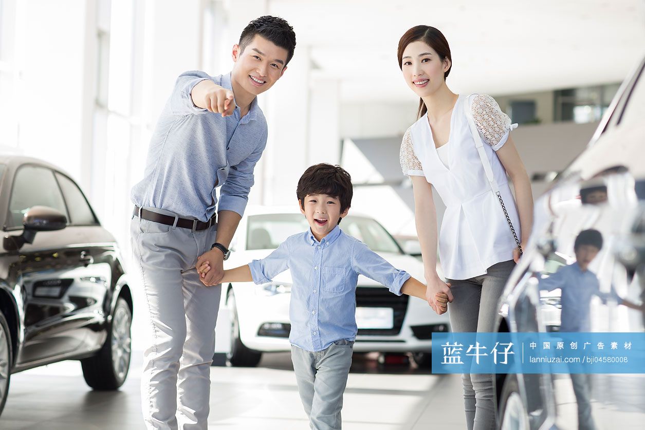年轻家庭在4S店挑选汽车