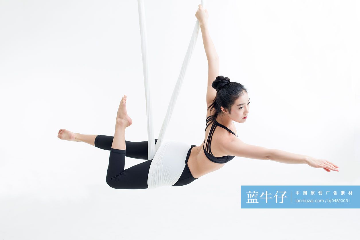 年轻女子练习空中瑜伽