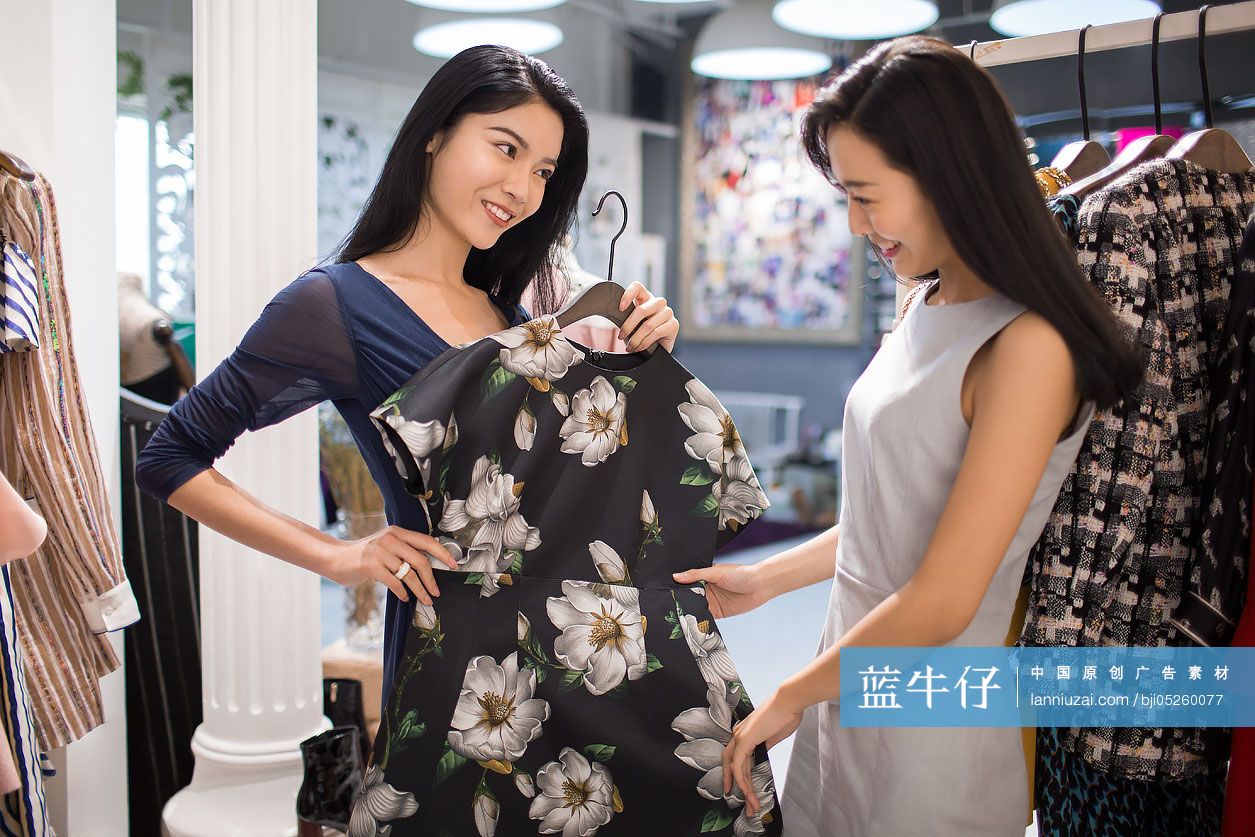 年轻闺蜜逛服装店买衣服-蓝牛仔影像-中国原创广告影像素材