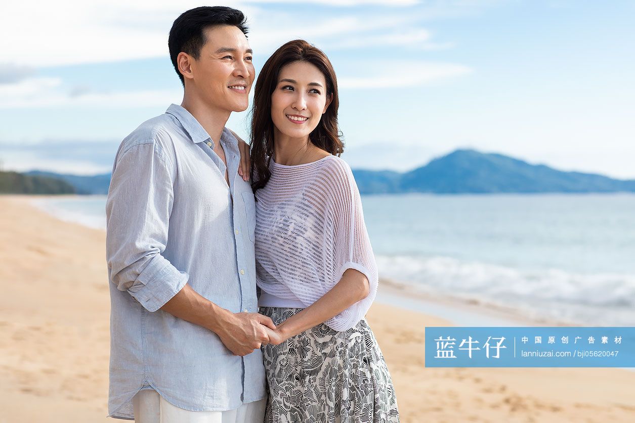 海边浪漫的年轻夫妇-蓝牛仔影像-中国原创广告影像素材