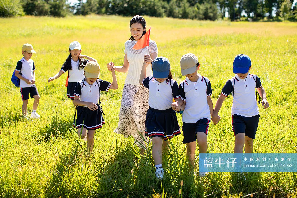 快乐的老师带领小学生春游