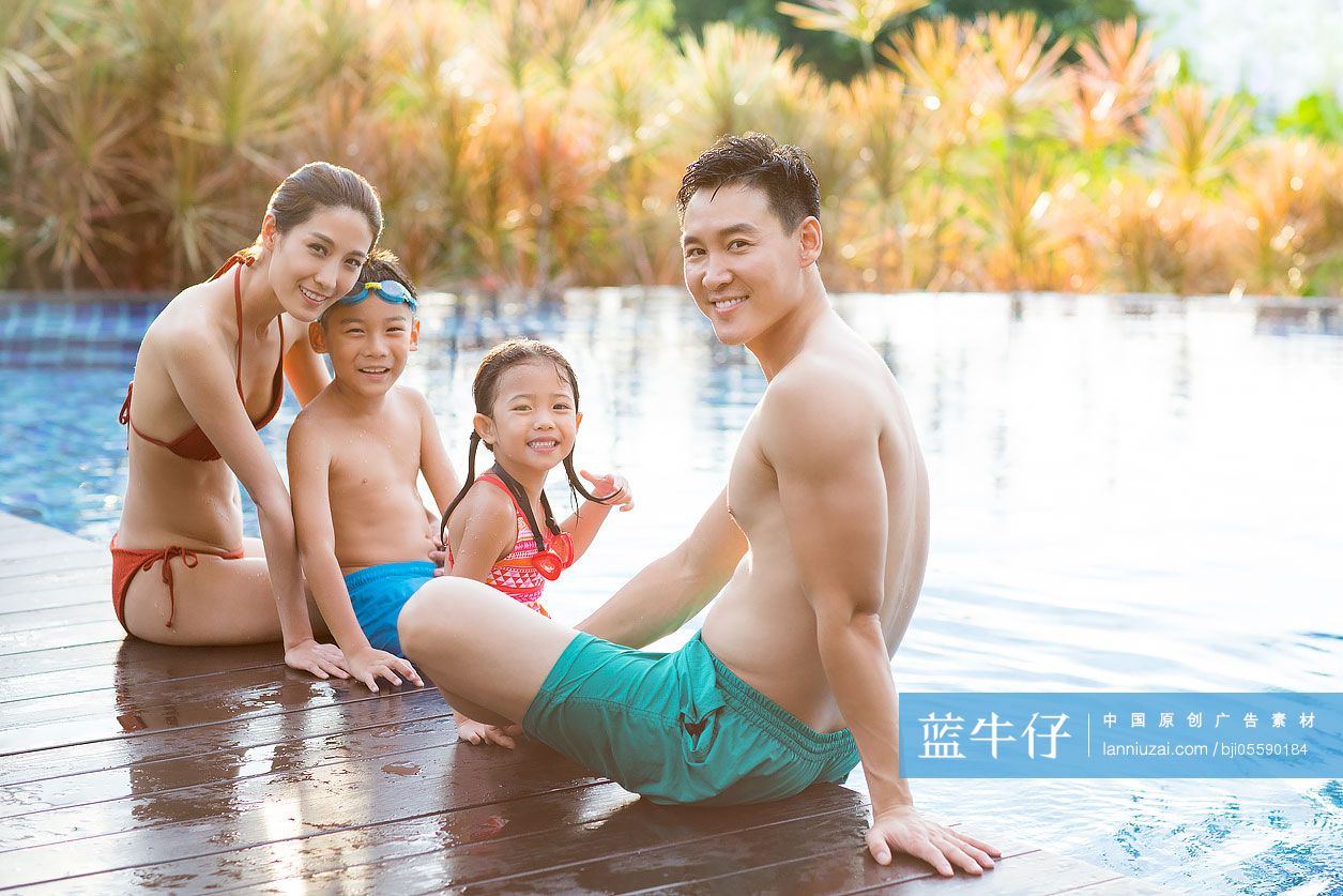 快乐的年轻家庭坐在泳池边