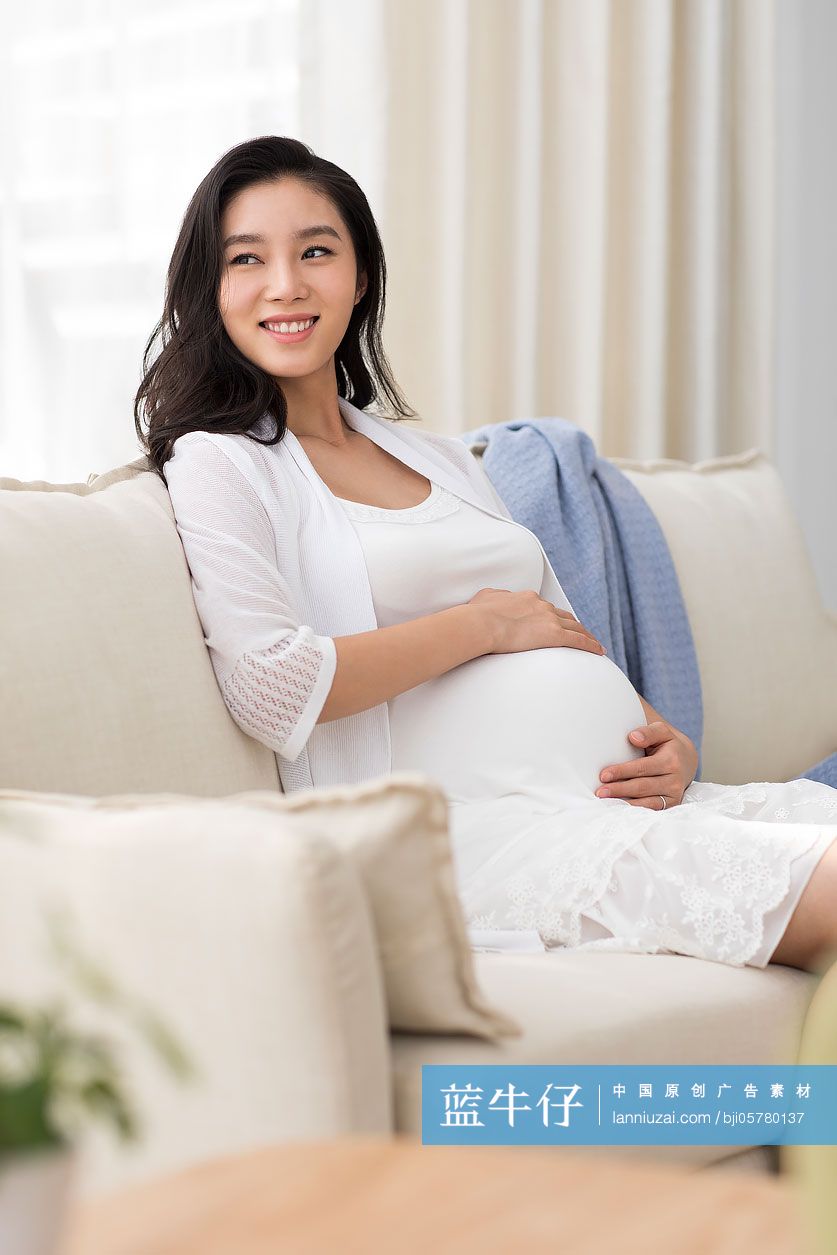 年轻孕妇在家休息
