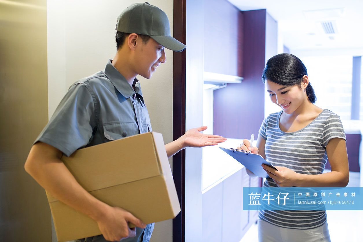 年轻女子签收快递