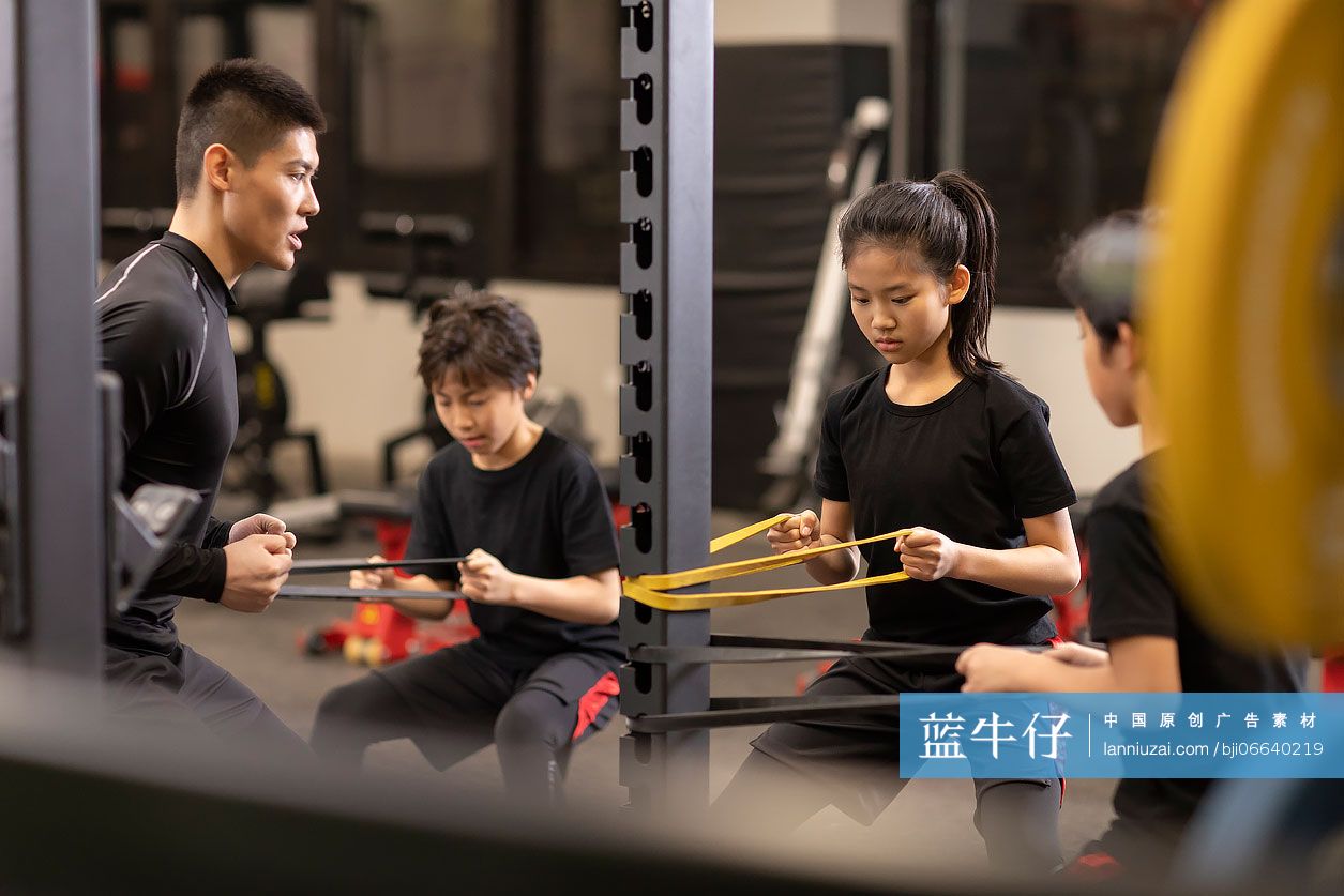 儿童在教练的指导下进行体能训练