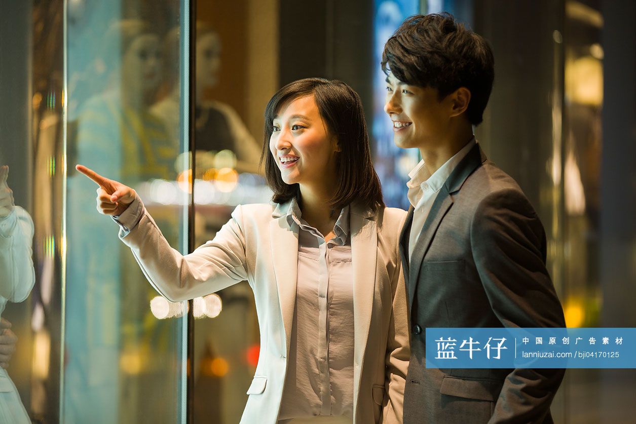 年轻情侣下班后购物