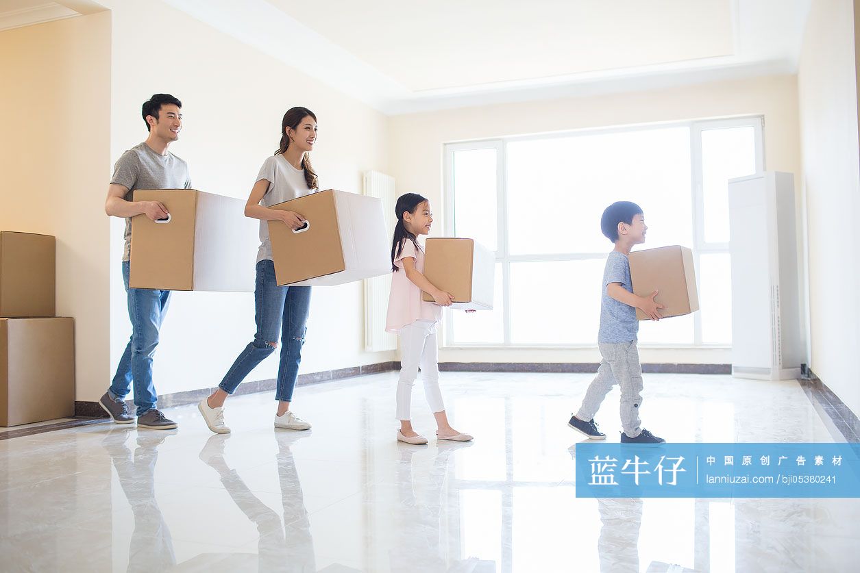 年轻家庭搬进新家