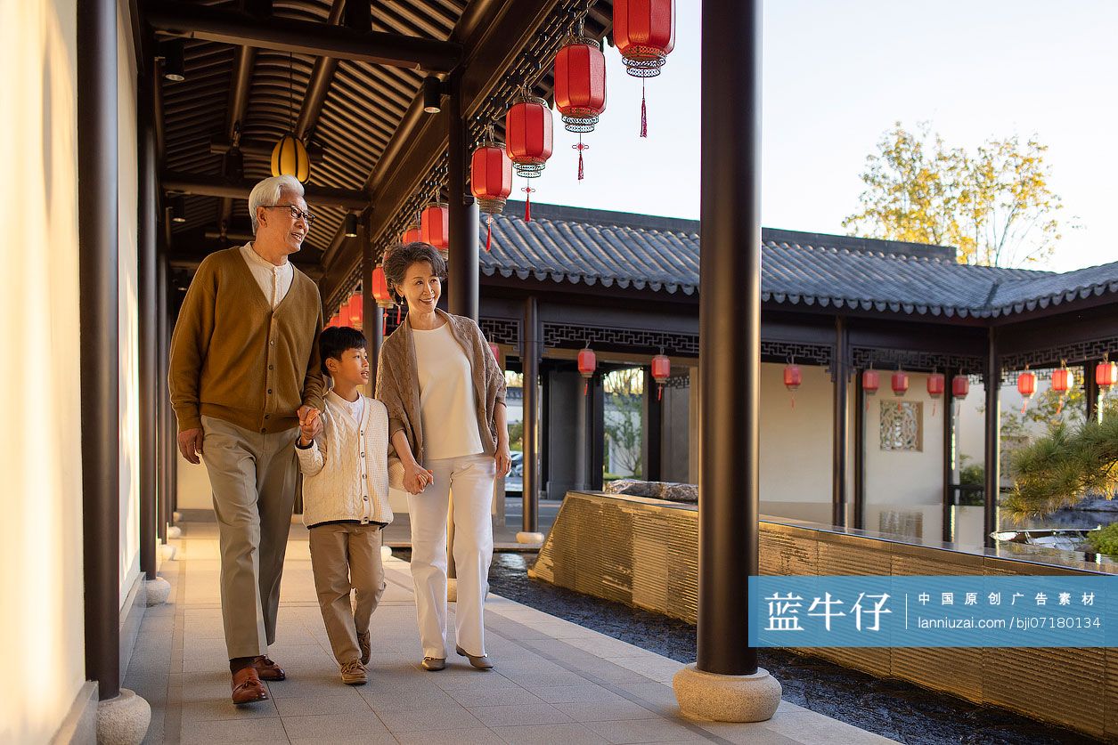 老年夫妇和孙子逛古典园林-蓝牛仔影像-中国原创广告影像素材