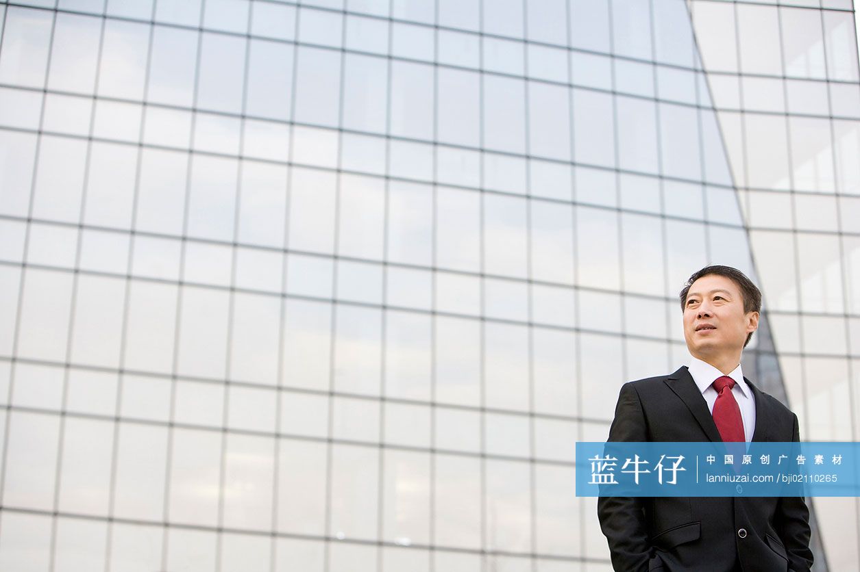 中年商务男士在大楼前