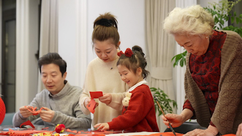 快乐家庭新年练习剪纸和书法