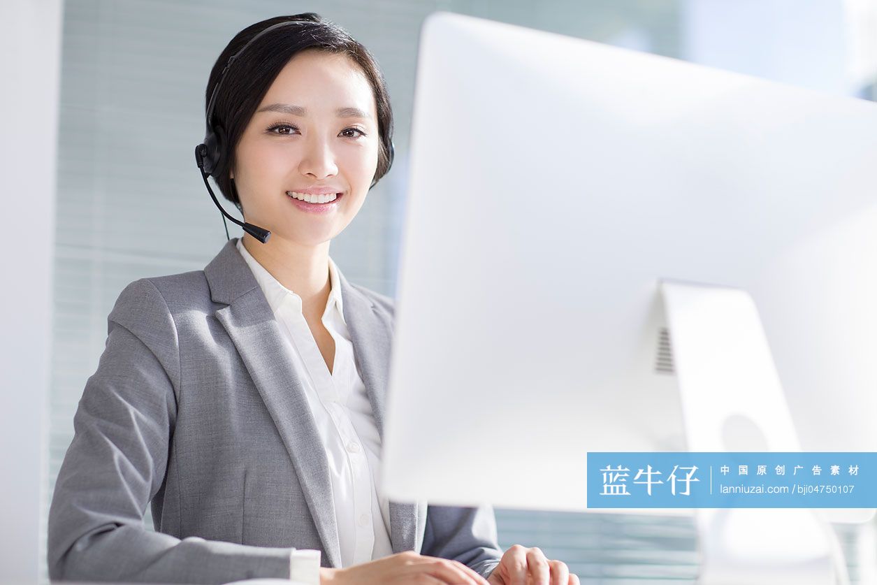 商务女士戴着耳麦工作