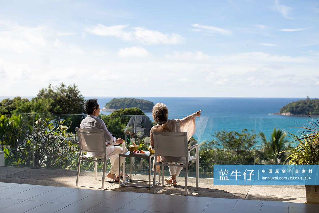 快乐的老年夫妇在阳台欣赏风景