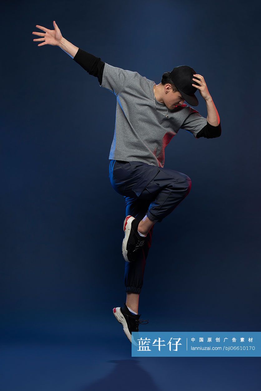 时尚的年轻男子跳舞