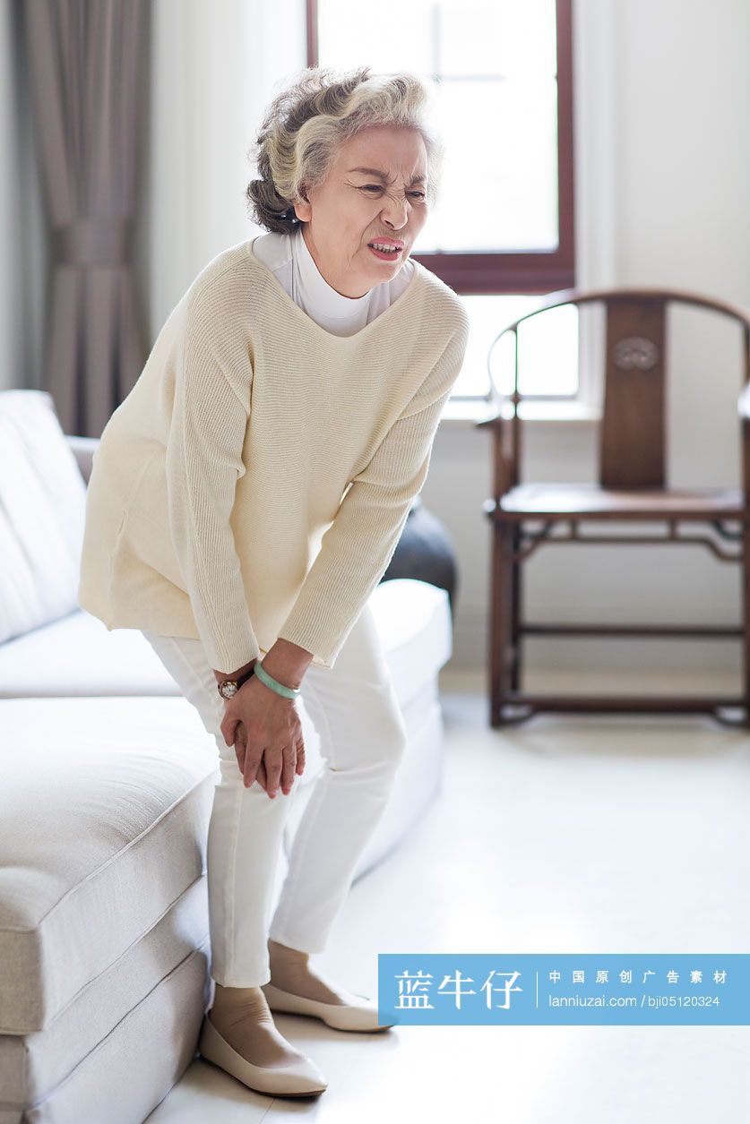 老年女子膝盖关节疼