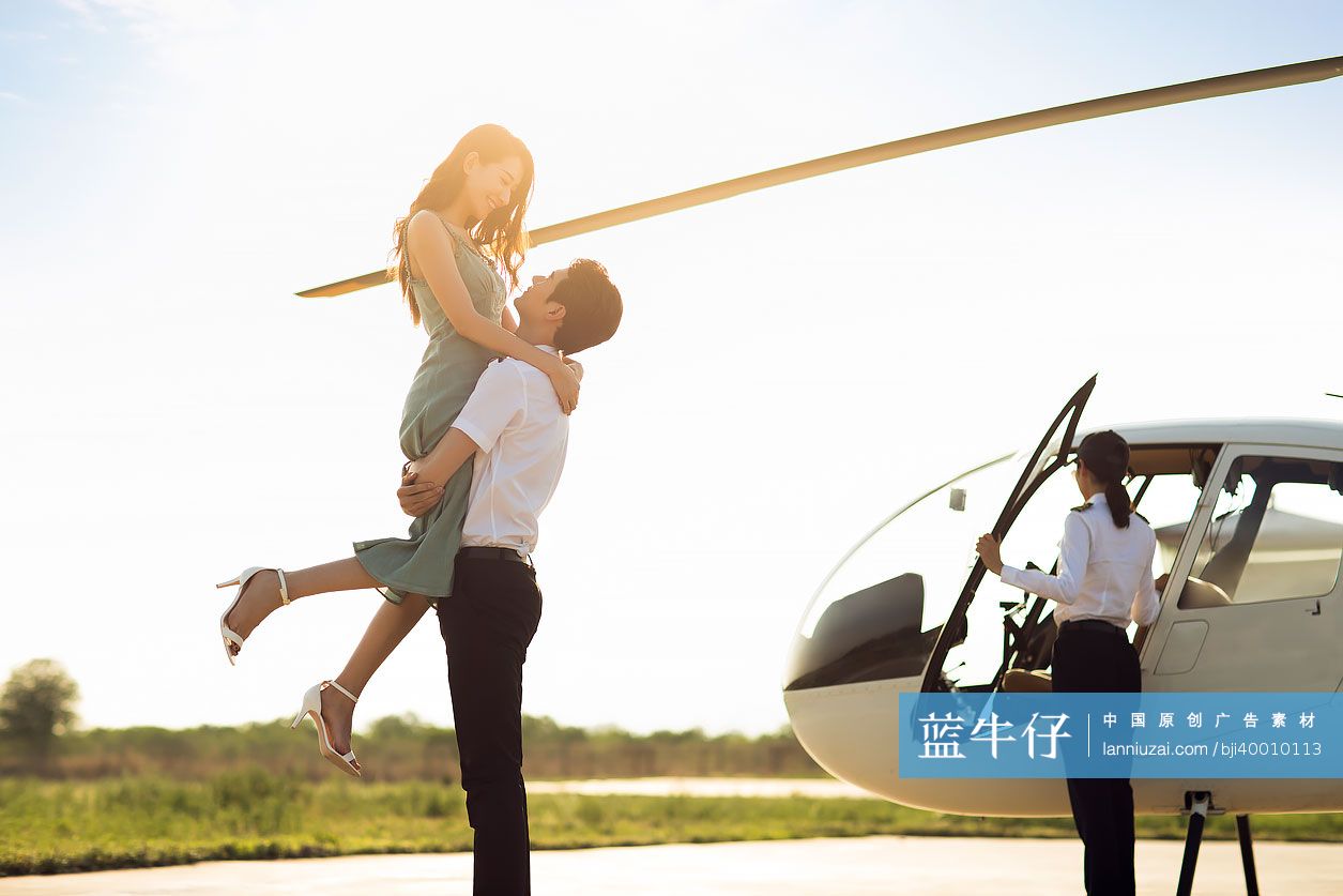 年轻情侣乘坐直升机旅行
