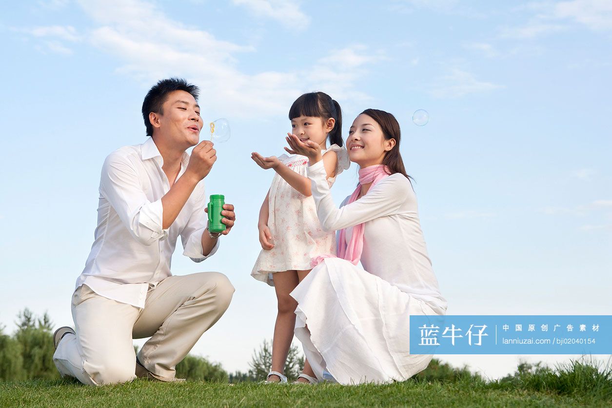 一家三口在一起嬉戏