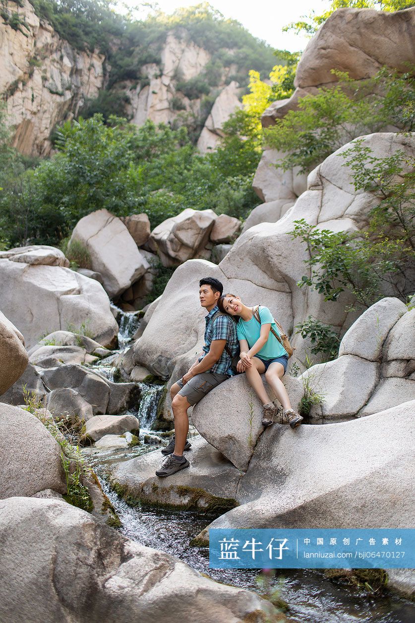 快乐的年轻情侣户外徒步旅行