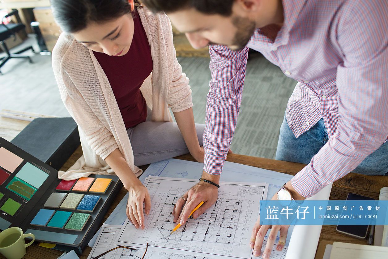 建筑设计师在办公室讨论工作