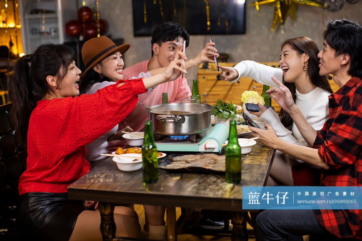 年轻朋友们在火锅店吃饭