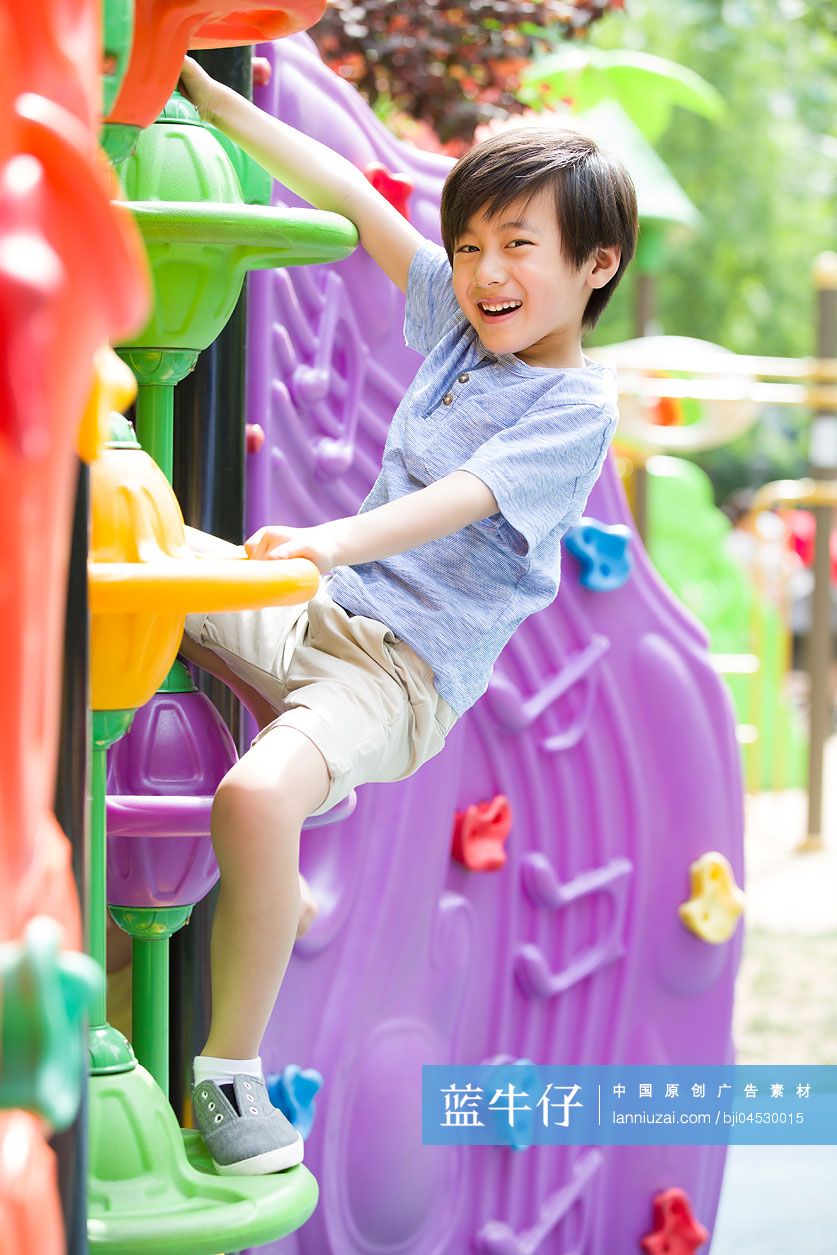 小男孩在游乐园嬉戏