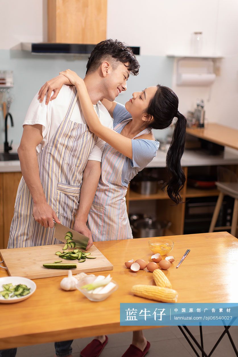 快乐的年轻夫妇在厨房做饭