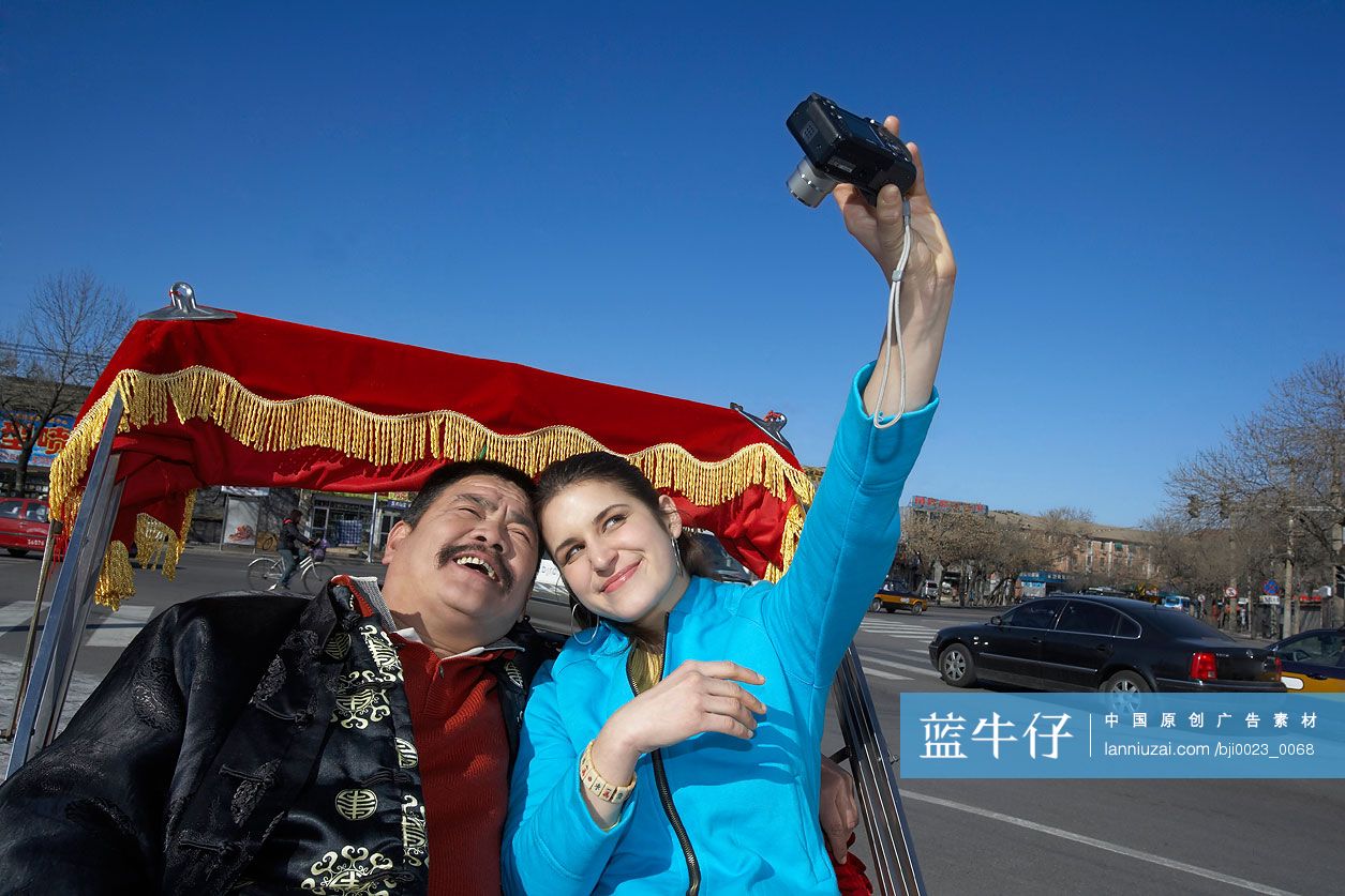 游客与三轮车夫合影