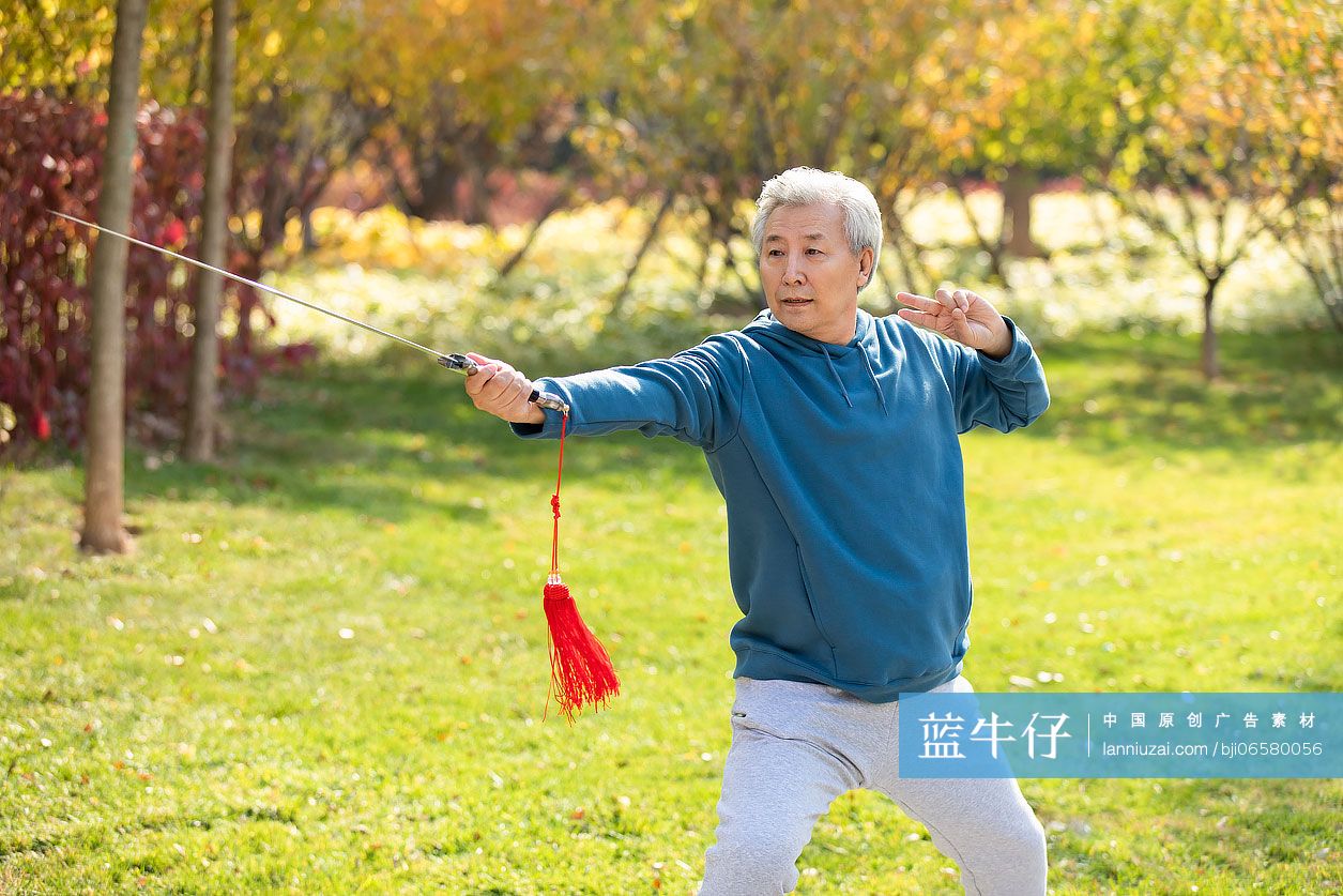 快乐的老年人在公园舞剑-蓝牛仔影像-中国原创广告影像素材