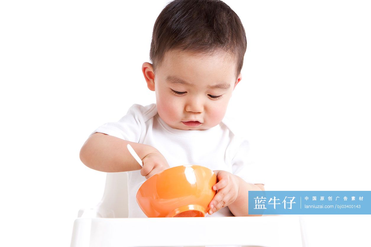 男婴吃饭