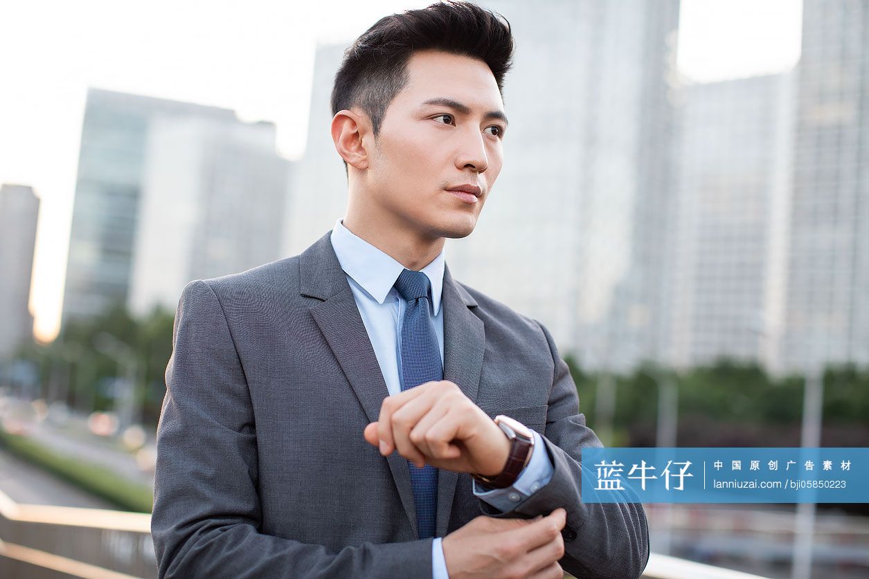 年轻商务男士整理袖口