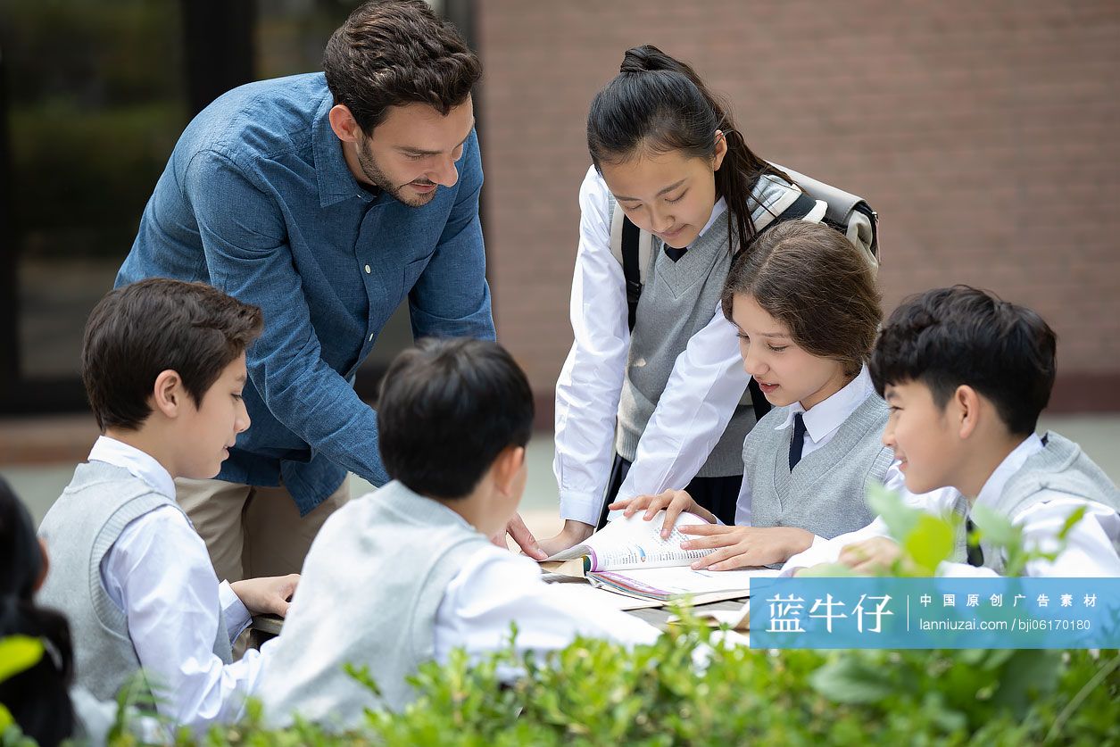 老师和学生在校园里