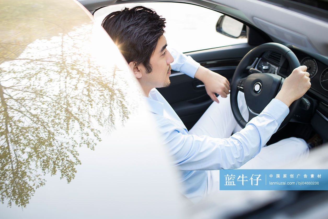 年轻男子开车