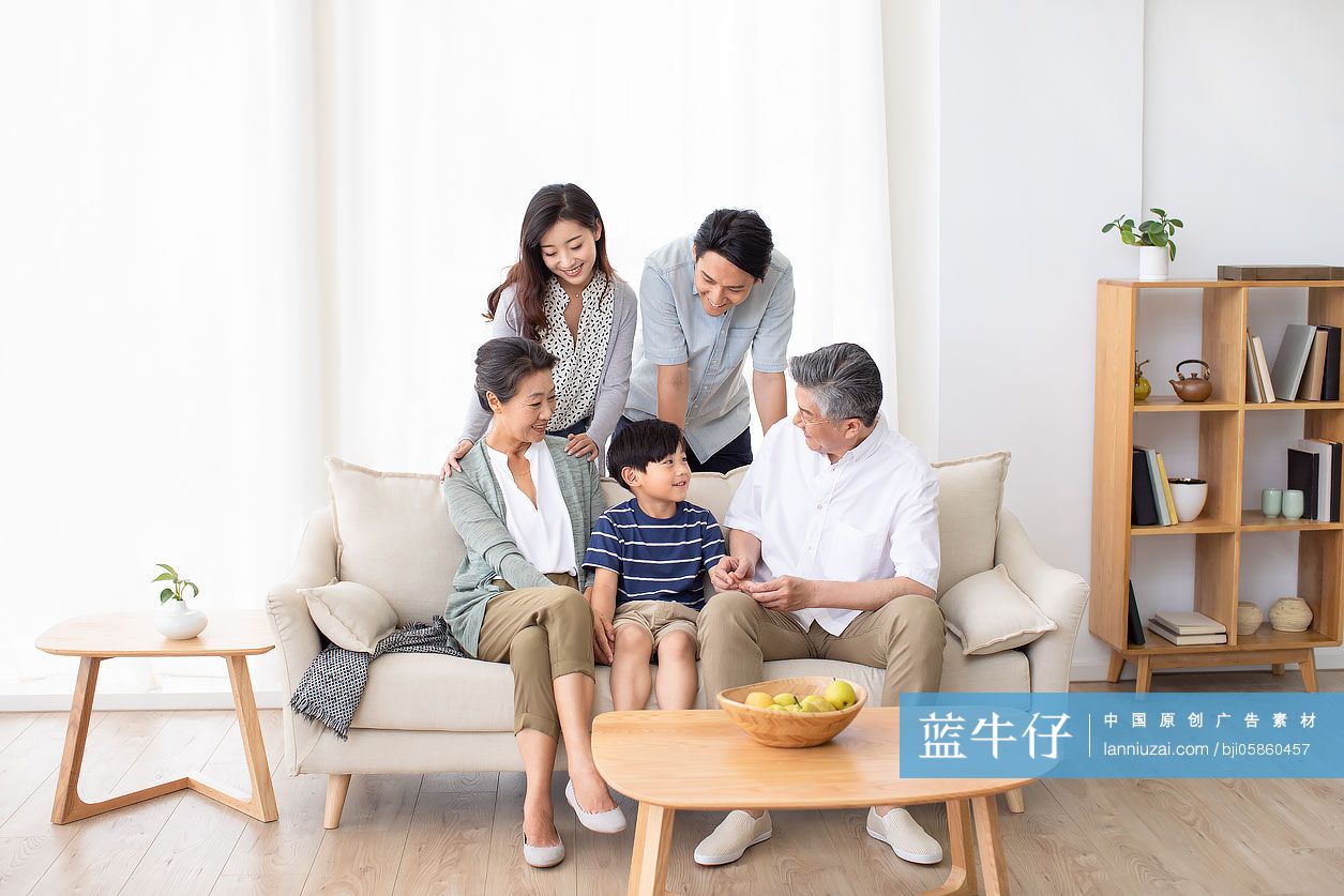 快乐家庭在客厅聊天