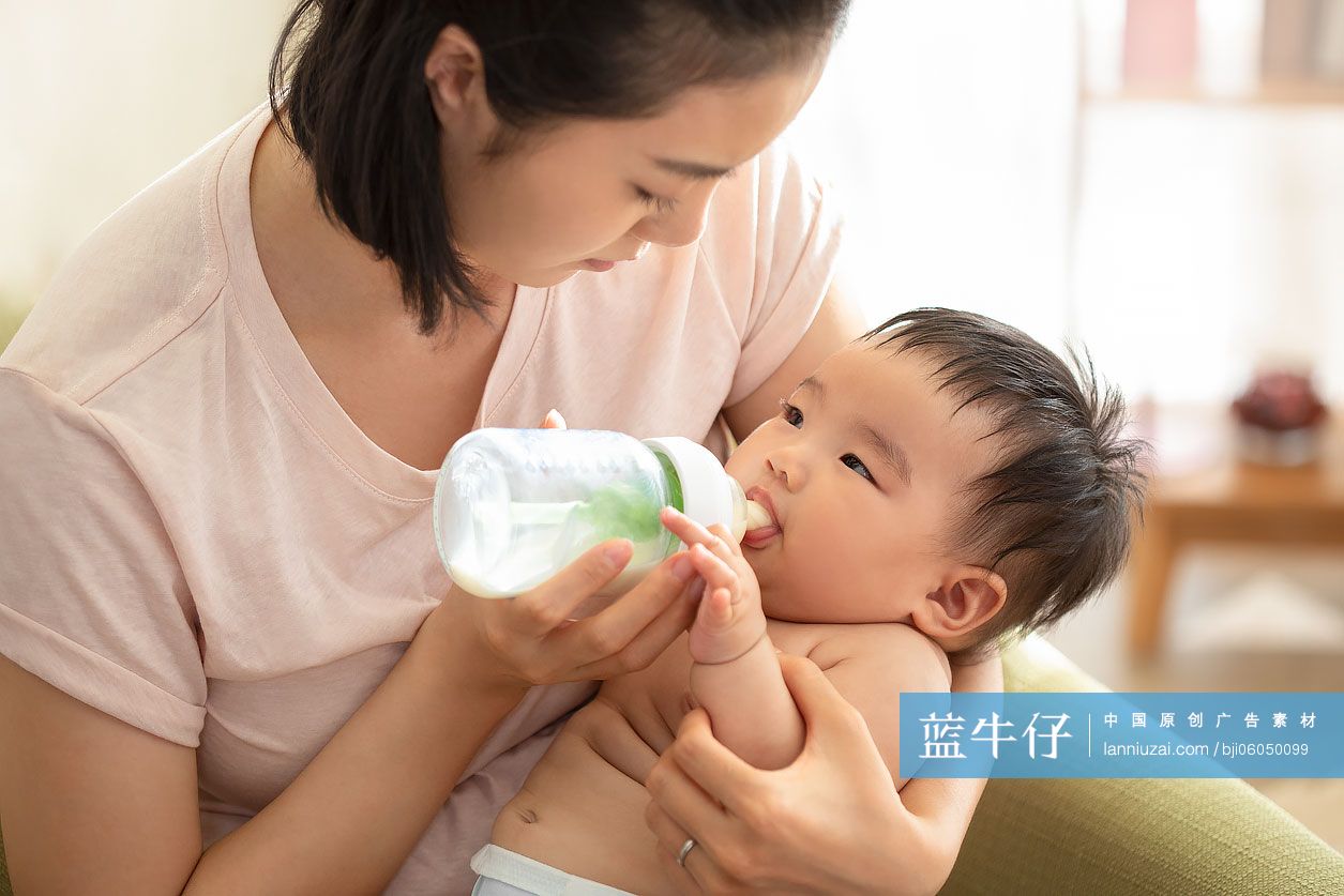 年轻的母亲抱着婴儿喂奶