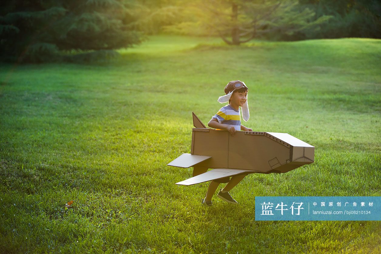 快乐的小男孩在草地上玩耍