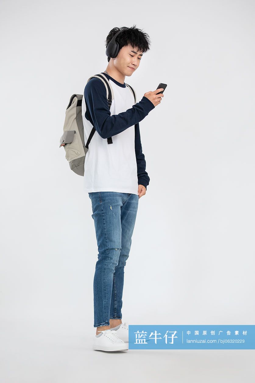 年轻男士戴着耳机听音乐