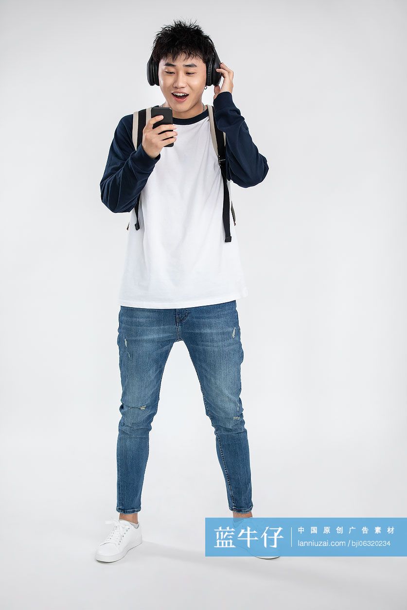 年轻男士戴着耳机听音乐