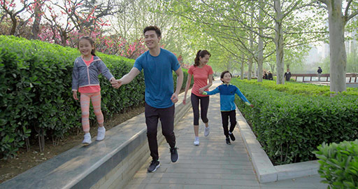 快乐的年轻家庭在公园健身
