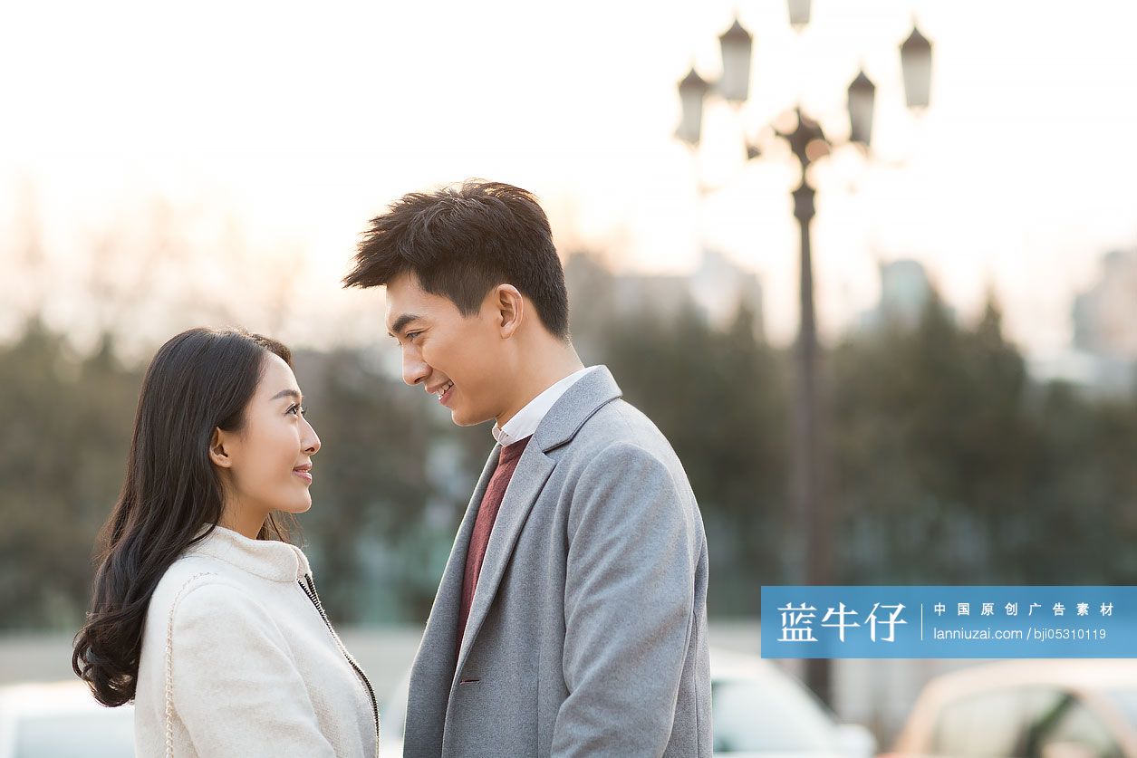 开心的年轻情侣周末约会