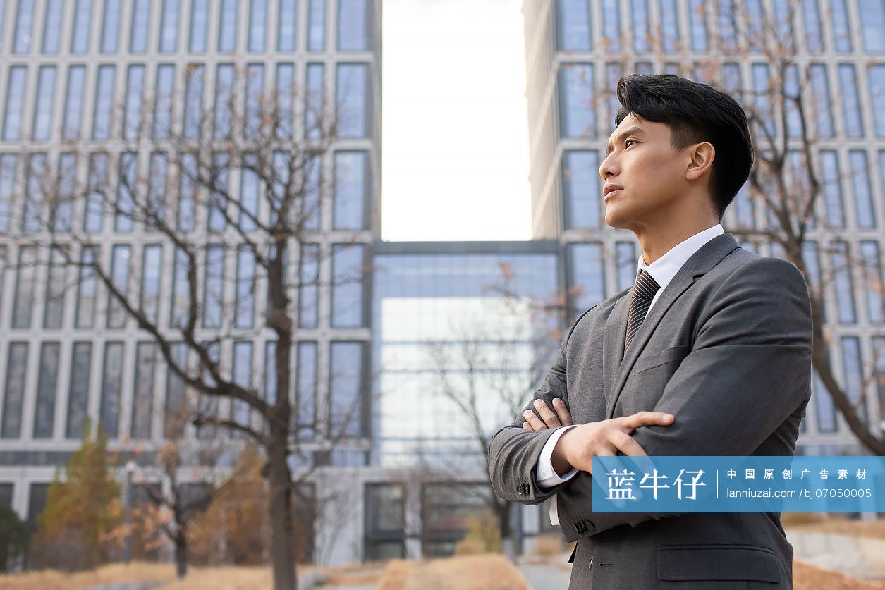 自信的商务男士望向远方