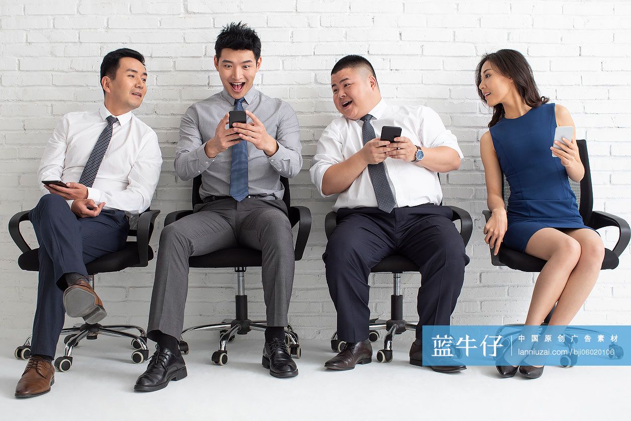 商务人士使用手机