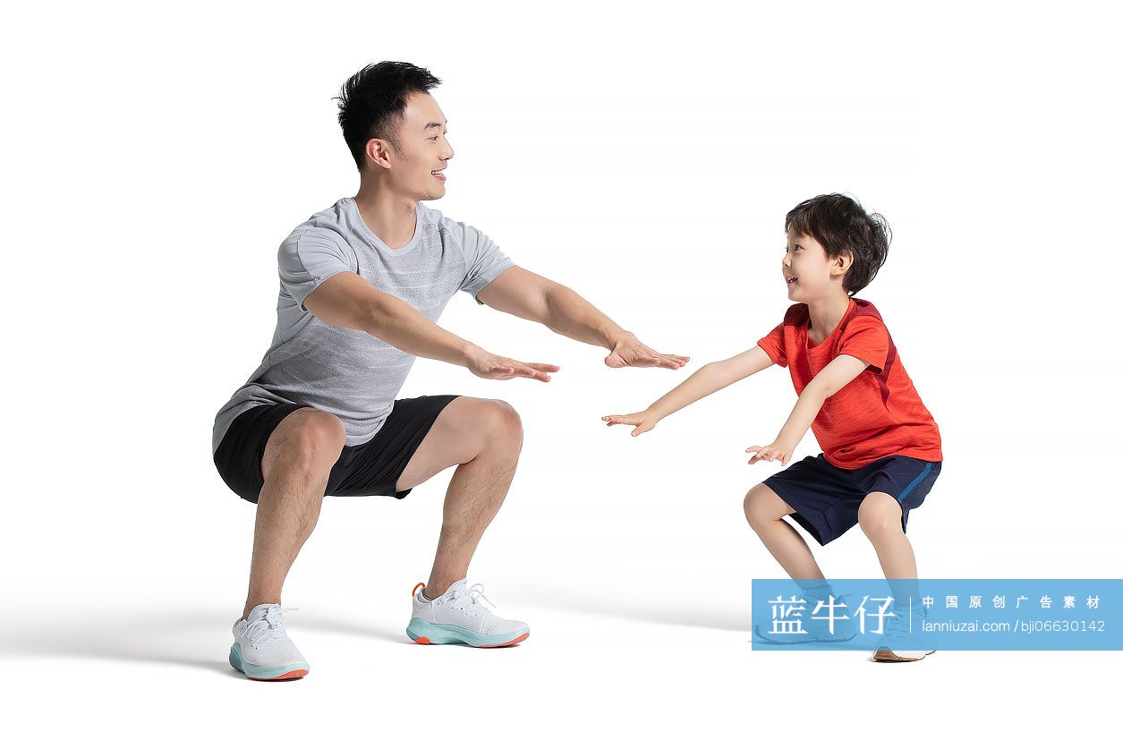 小男孩和爸爸一起健身