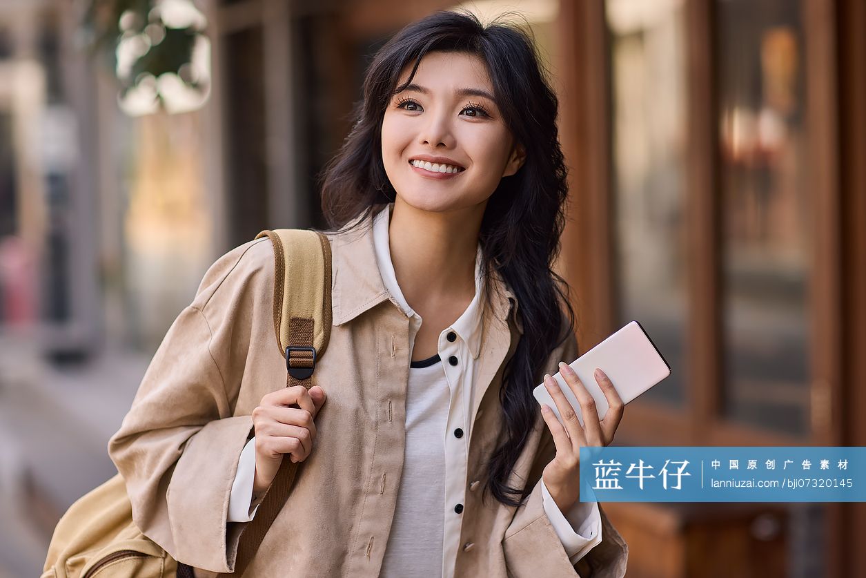 快乐的年轻女性在北京旅游