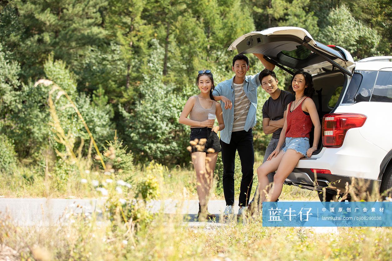 快乐的年轻朋友户外自驾游