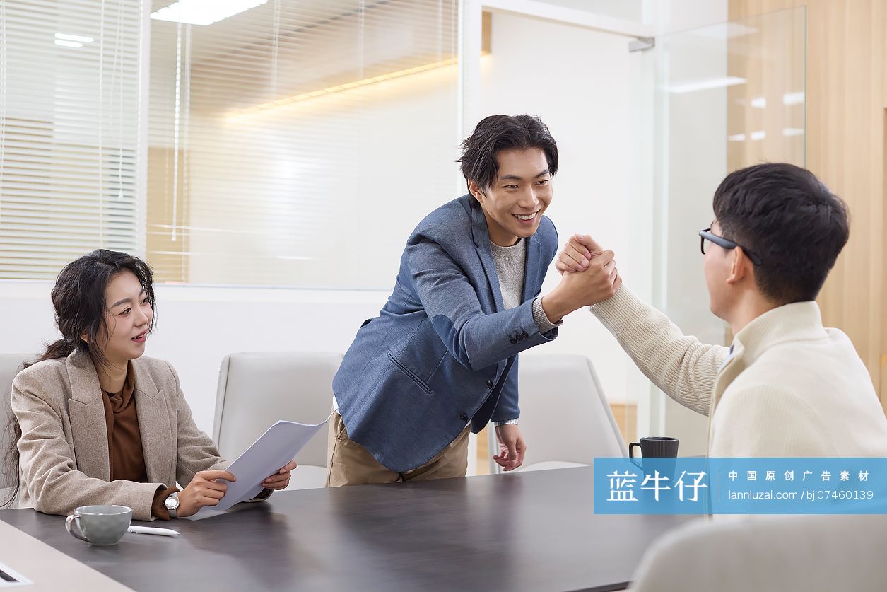 商务人士会议室开会